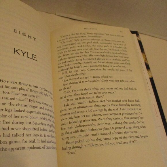 Dollhouse The Kardashians Small Black White Reading Book - Picture 5 of 5
